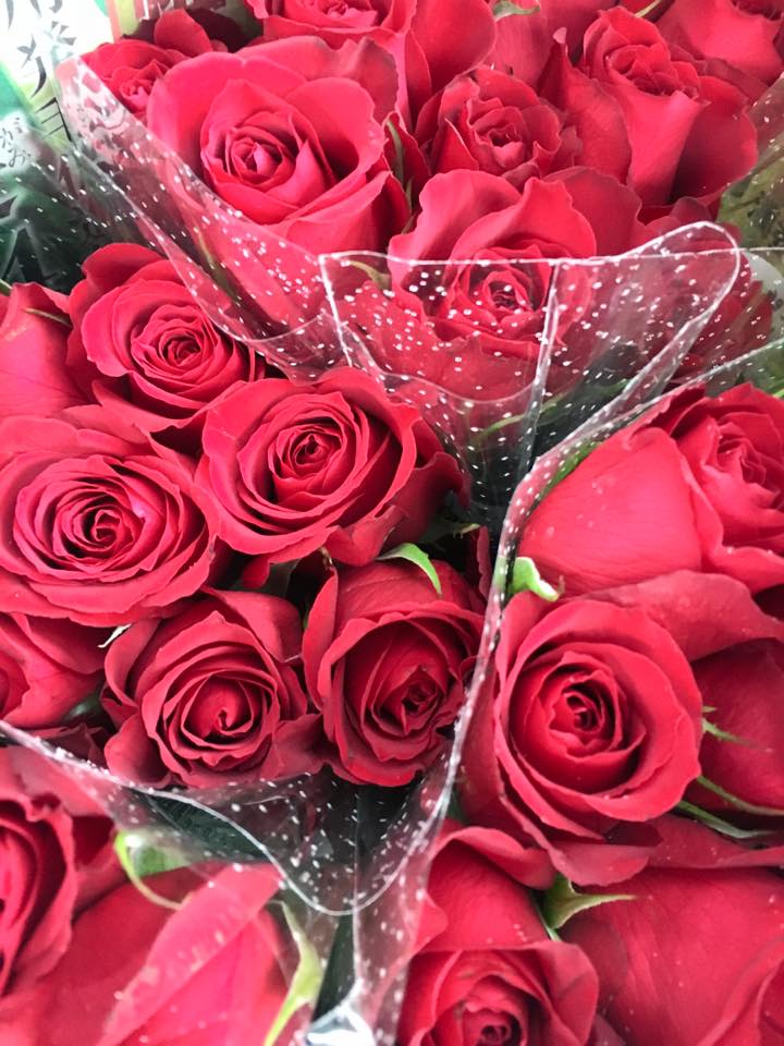 「真紅のバラ」とだけ注文されたお客様が知らないところで品種や咲き姿まで拘っております。